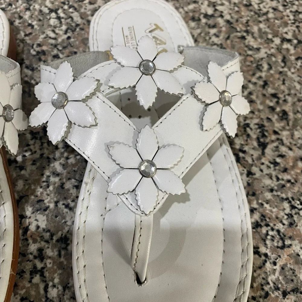 Taps by kinder Beautiful Girls sandals size 10